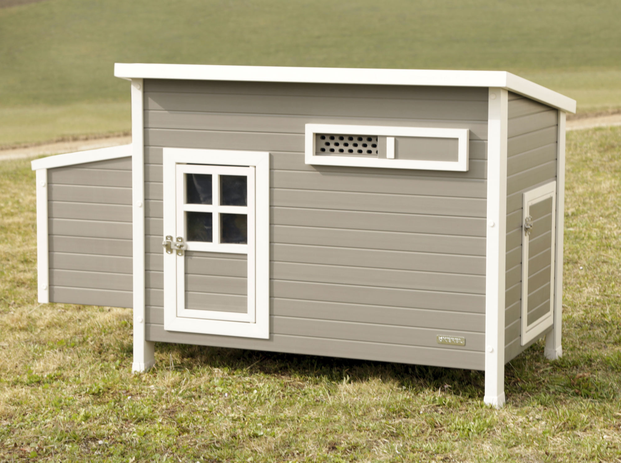 Kerbl ECO-Kunststoffstall "Barney", Hühnerstall, 137 x 73 x 83 cm, weiß/grau